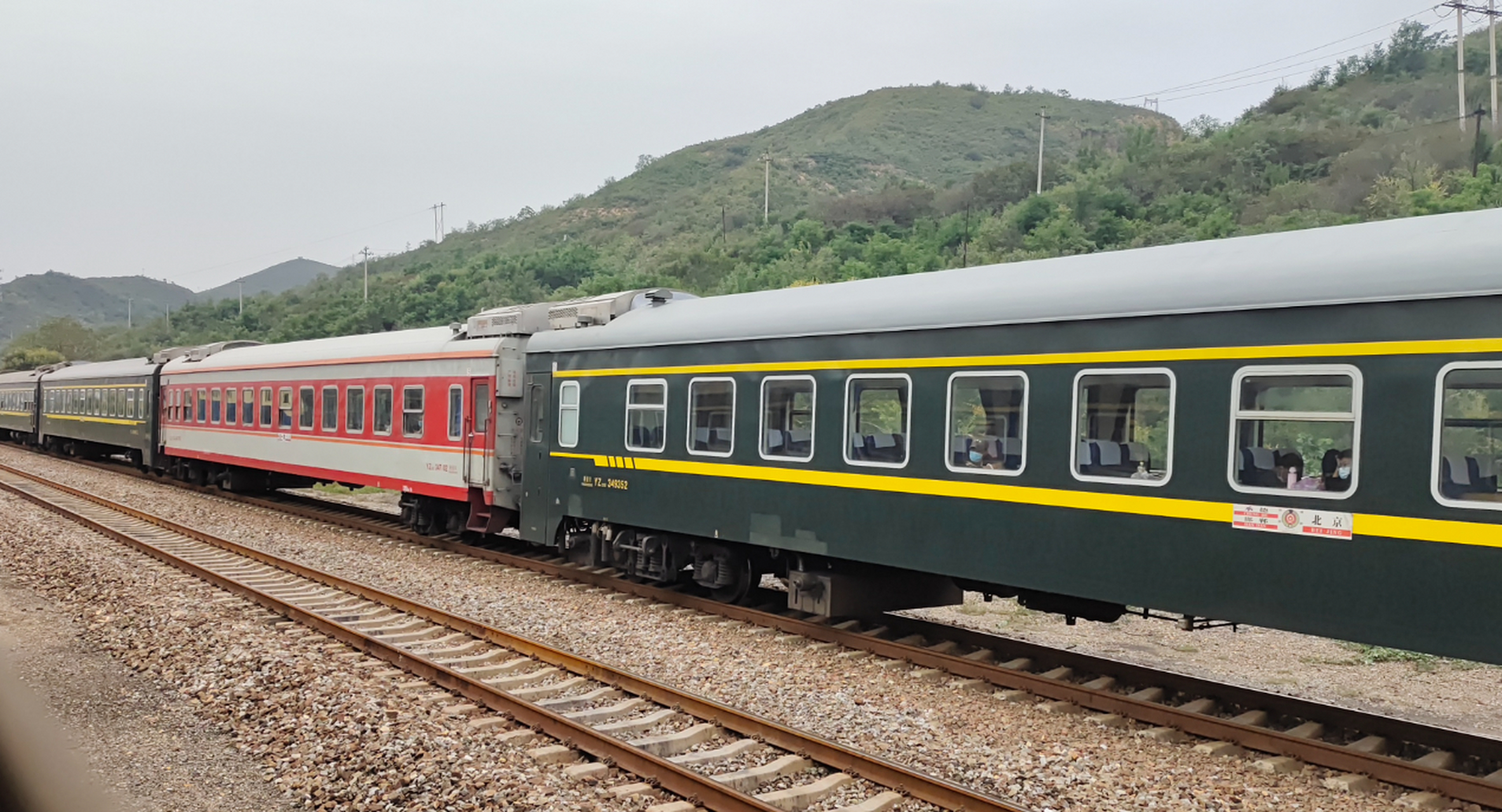 9月18日,新疆乌鲁木齐一趟火车上,三个预定了下铺的乘客,竟然把自己的