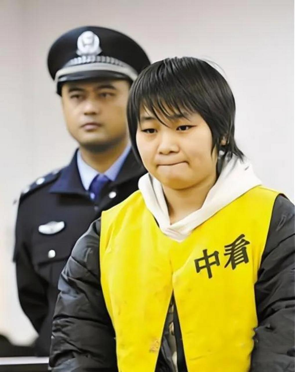 据报道,她还在家里淡定地上网,直到尸体发出臭味被邻居发现才被揭露.