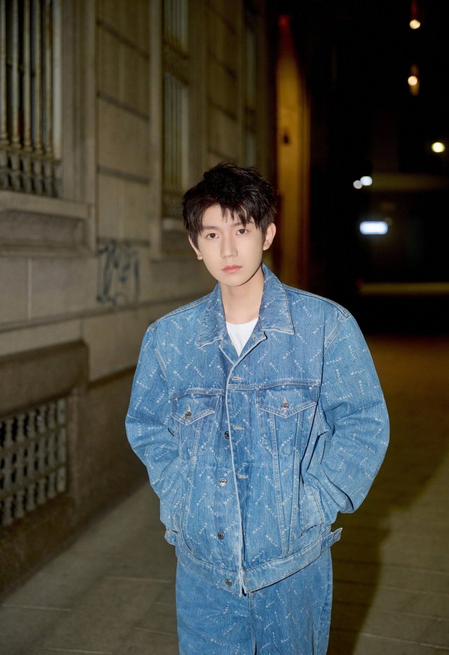 王源一身蓝色碰撞时尚火花,追求极致细节,米兰街头演绎摩登时尚#九月