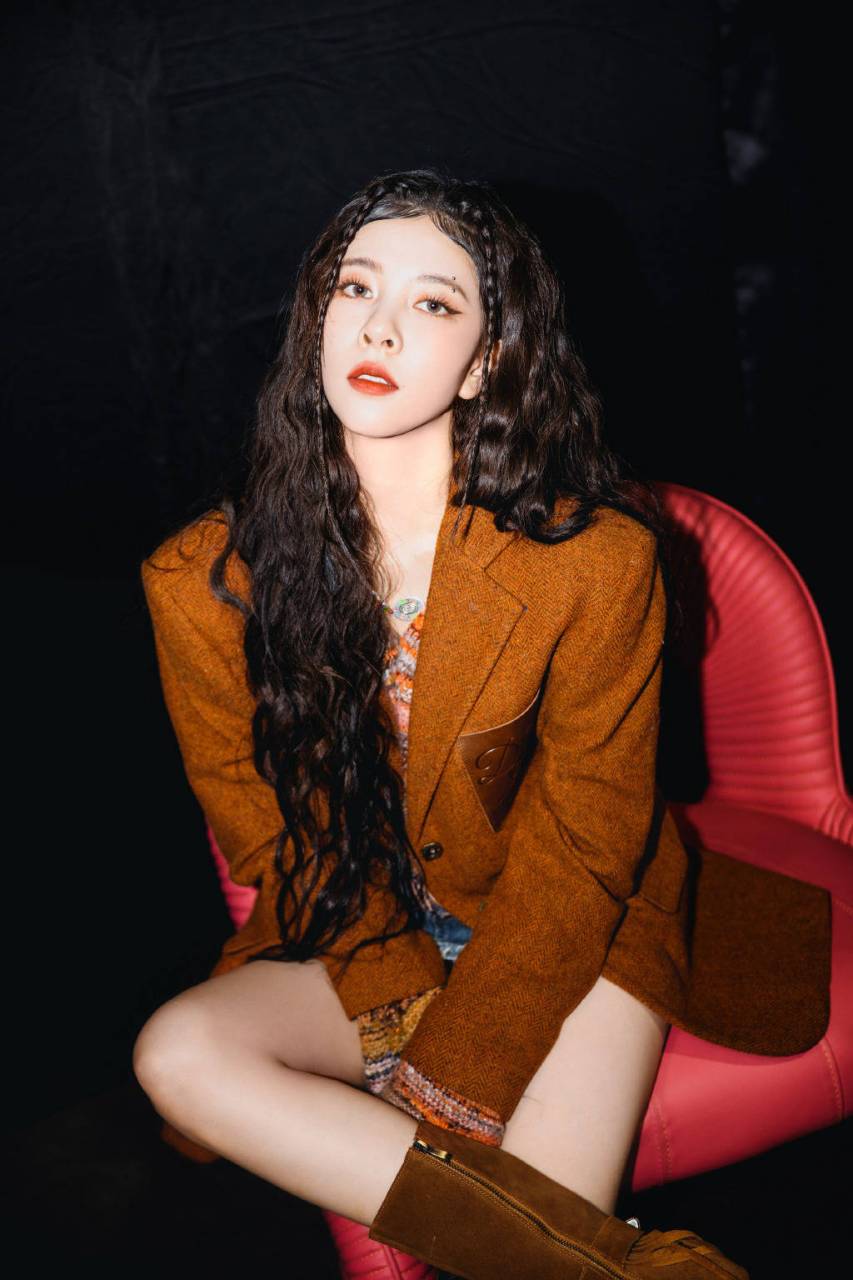 宋妍霏上海时装周走秀,穿超短牛仔裙秀白嫩美腿!