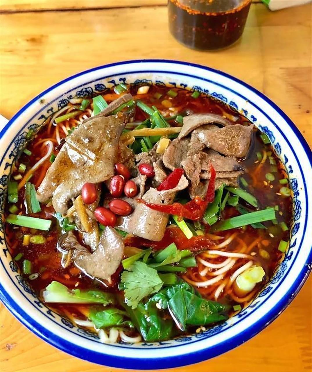 花溪牛肉粉发源地贵阳花溪地区,是贵州的一道特色名小吃,其独特的汤料