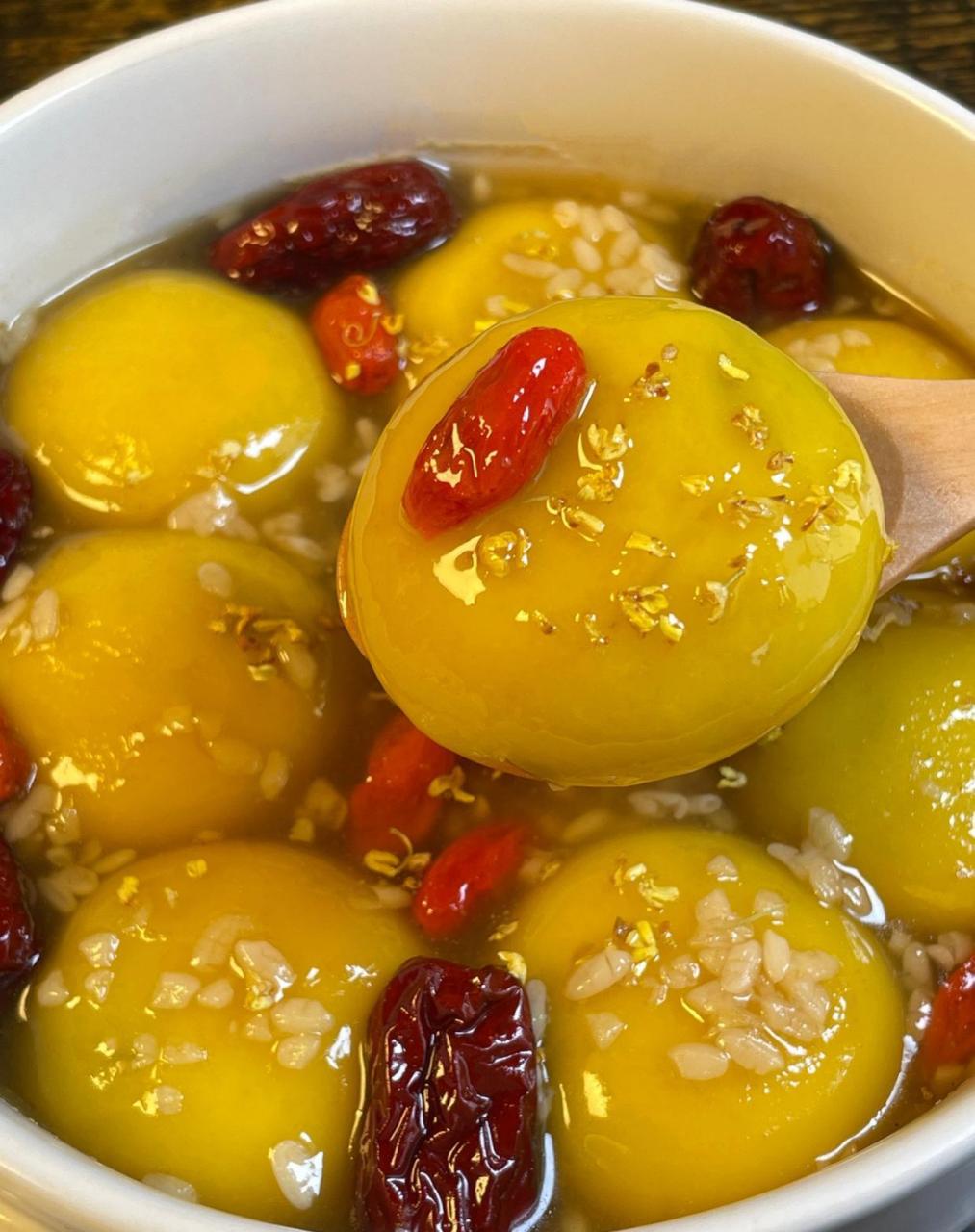 红糖桂花酒酿汤圆食材: 红糖一颗|枸杞适量|汤圆8个|酒酿适量|桂花