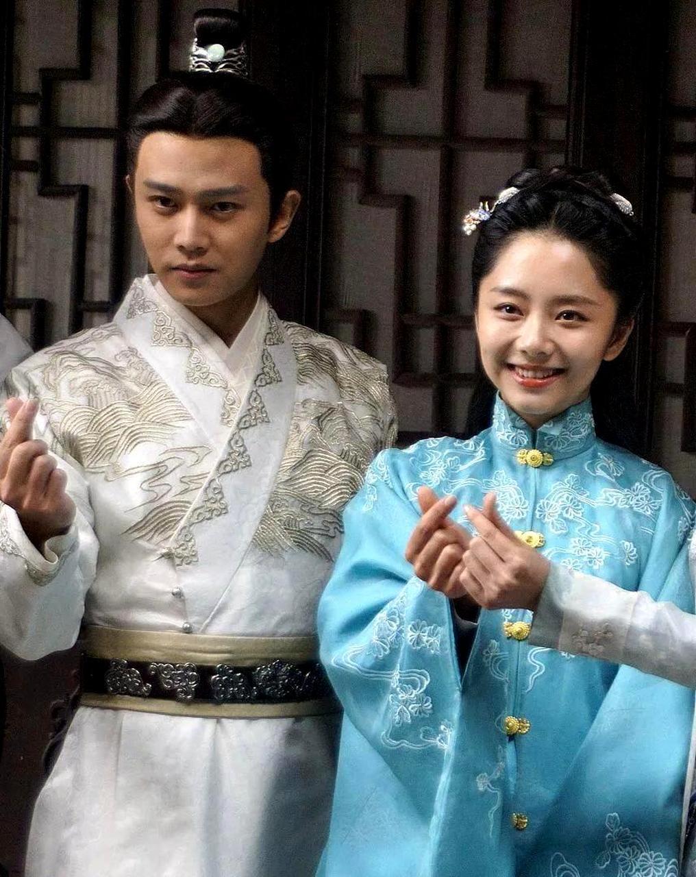 任嘉伦和谭松韵在拍摄《锦衣之下》时被路人拍到了照片,其中陆大人的