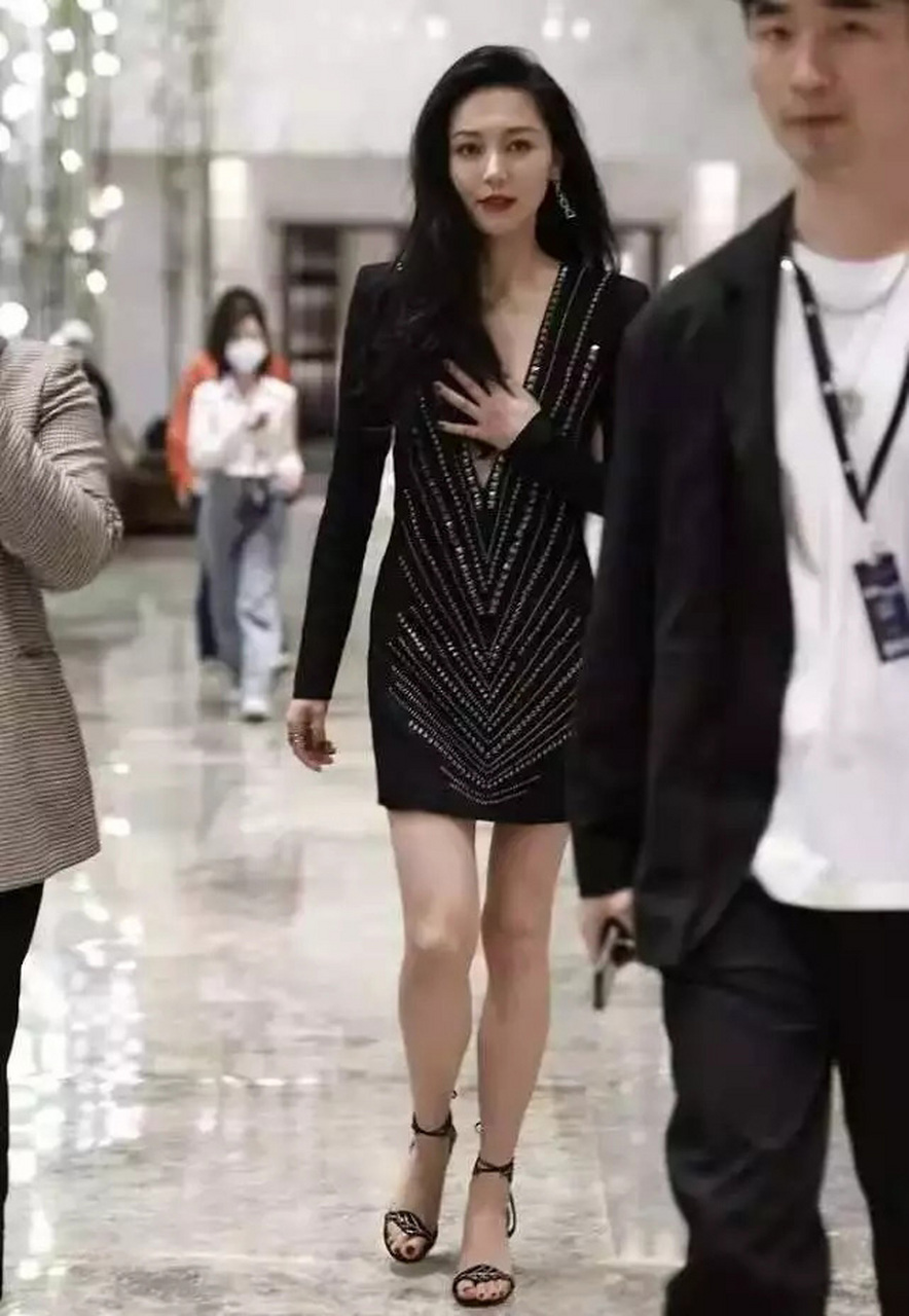 黄梦莹的身材真是"极品",穿深v领礼服亮相,气场不输老板杨幂#九月动态