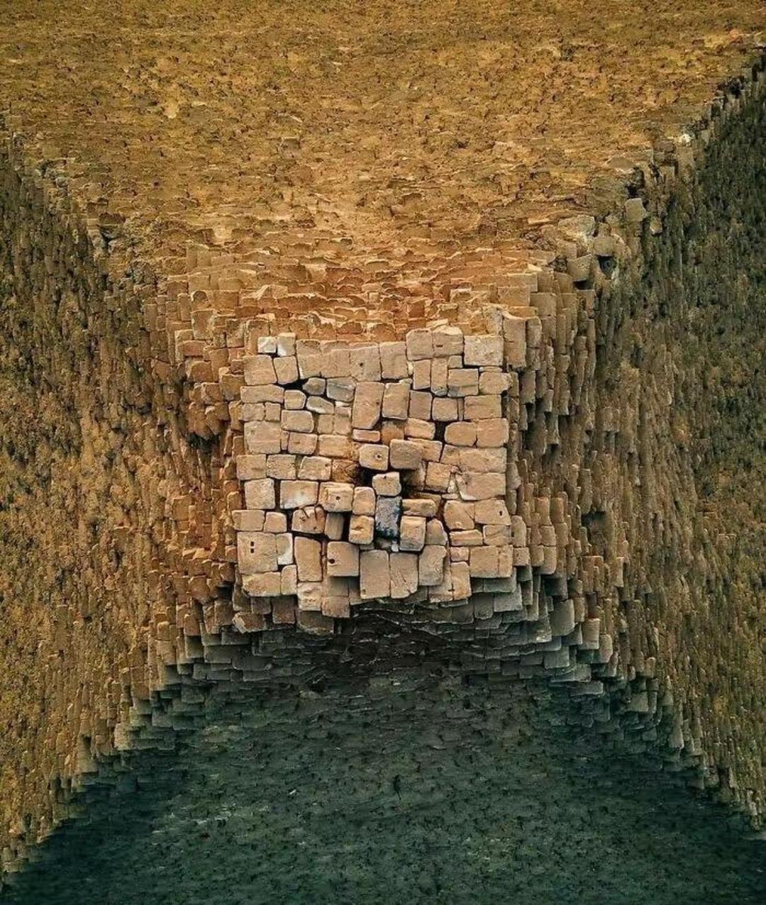 这是埃及第一大金字塔的顶部,上面可以摆一桌麻将了.