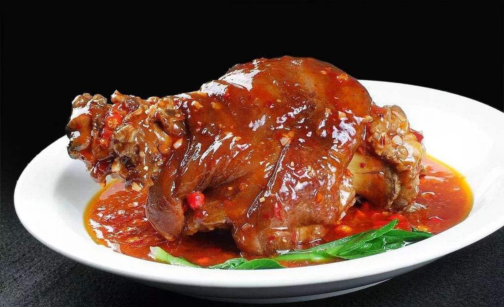 说到年货,鸡鸭鱼肉必不可少,而东坡肘子作为经典名菜可谓年货必备.