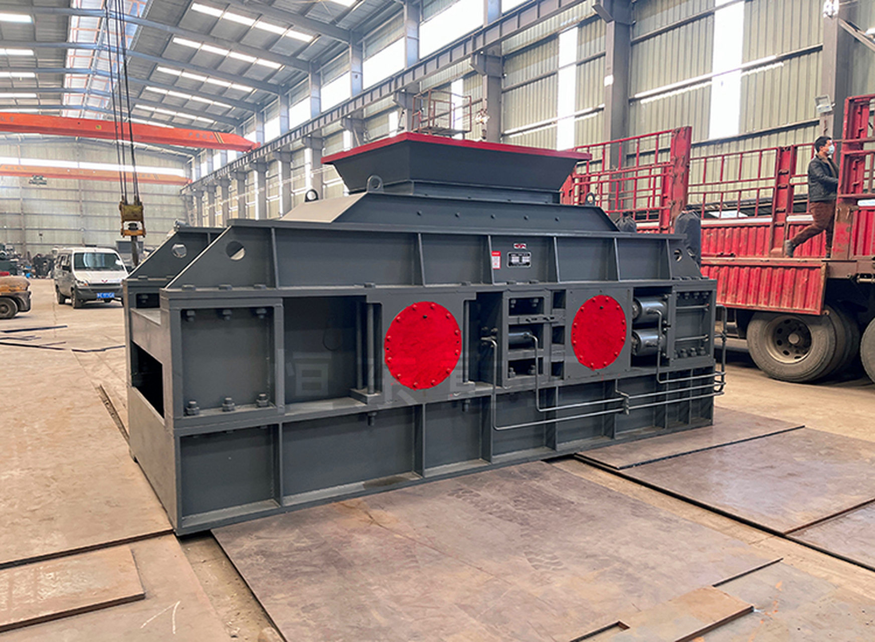 全自动液压对辊制砂机,一般用于制砂作业.