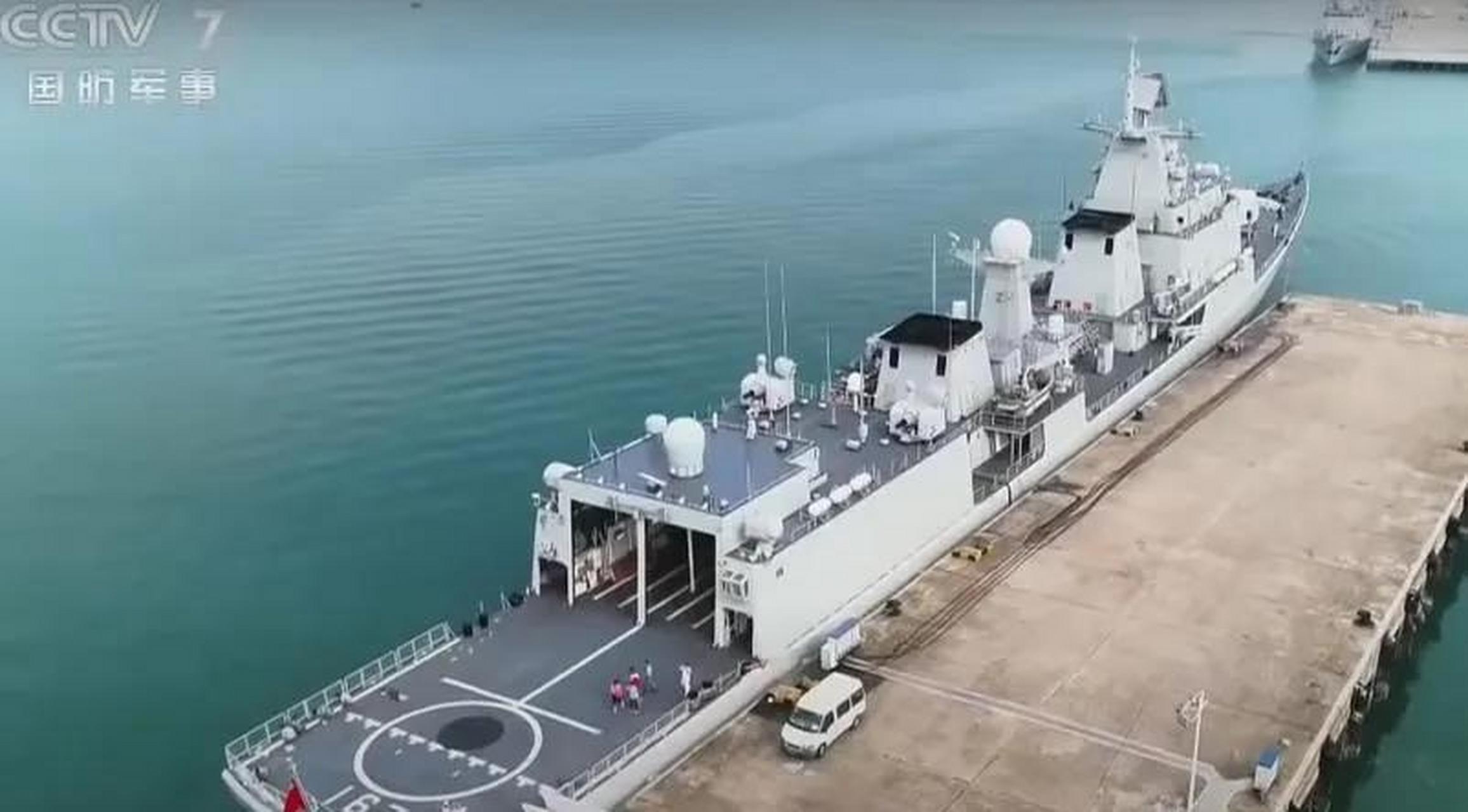 中国海军中拥有双机库的战舰只有三款:055型驱逐舰,051b型驱逐舰,052