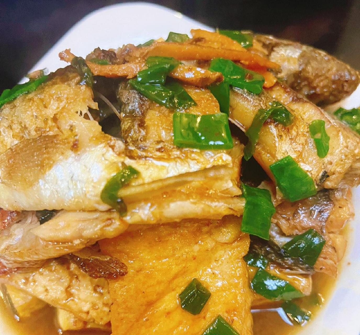 红烧鱼烧老豆腐,味道嘎嘎香,香辣美味又下饭 太湖鲫鱼这样做太赞了