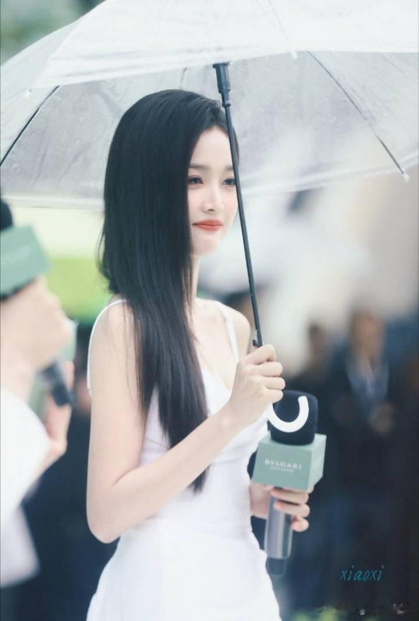 吴宣仪今日活动饭拍美照,黑长直撑伞美爆了,不知不觉中小宣颜值重回