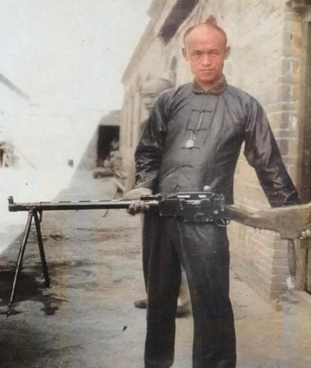 一名身材消瘦的男子看起来好像手无缚鸡之力,他吃力地端着一把当时