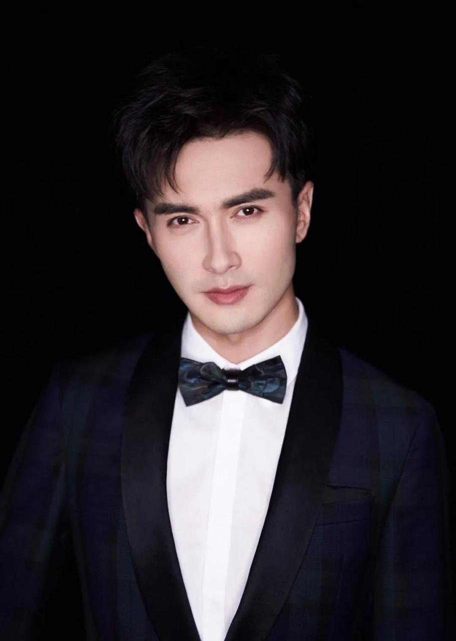 2005年,高伟光出演个人首部电影《盛夏1988》,从而正式踏入演艺圈.