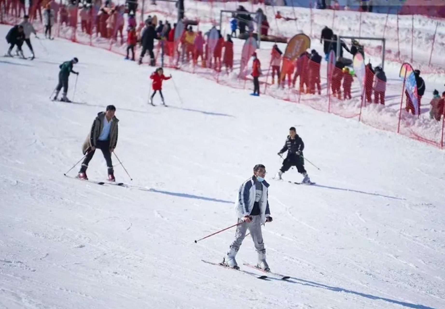 曾家山滑雪场位于四川省广元市朝天区曾家镇,是一个集冬季滑雪,春季