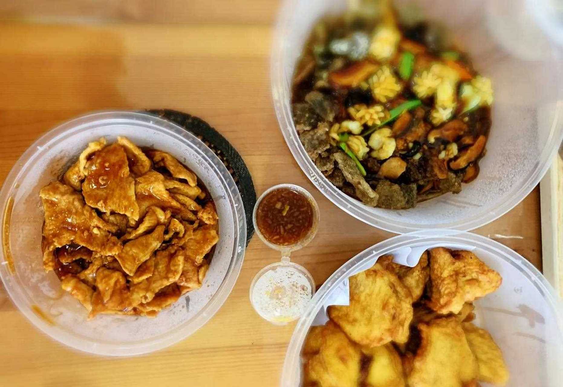 作为一名老大连人,可能都会记双盛园这家饭店,以咸鱼饼子闻名.