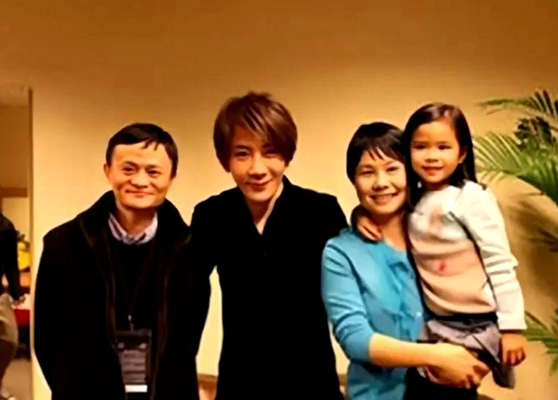 张瑛,马云的妻子,展现出东方美人的韵味,温婉秀丽.