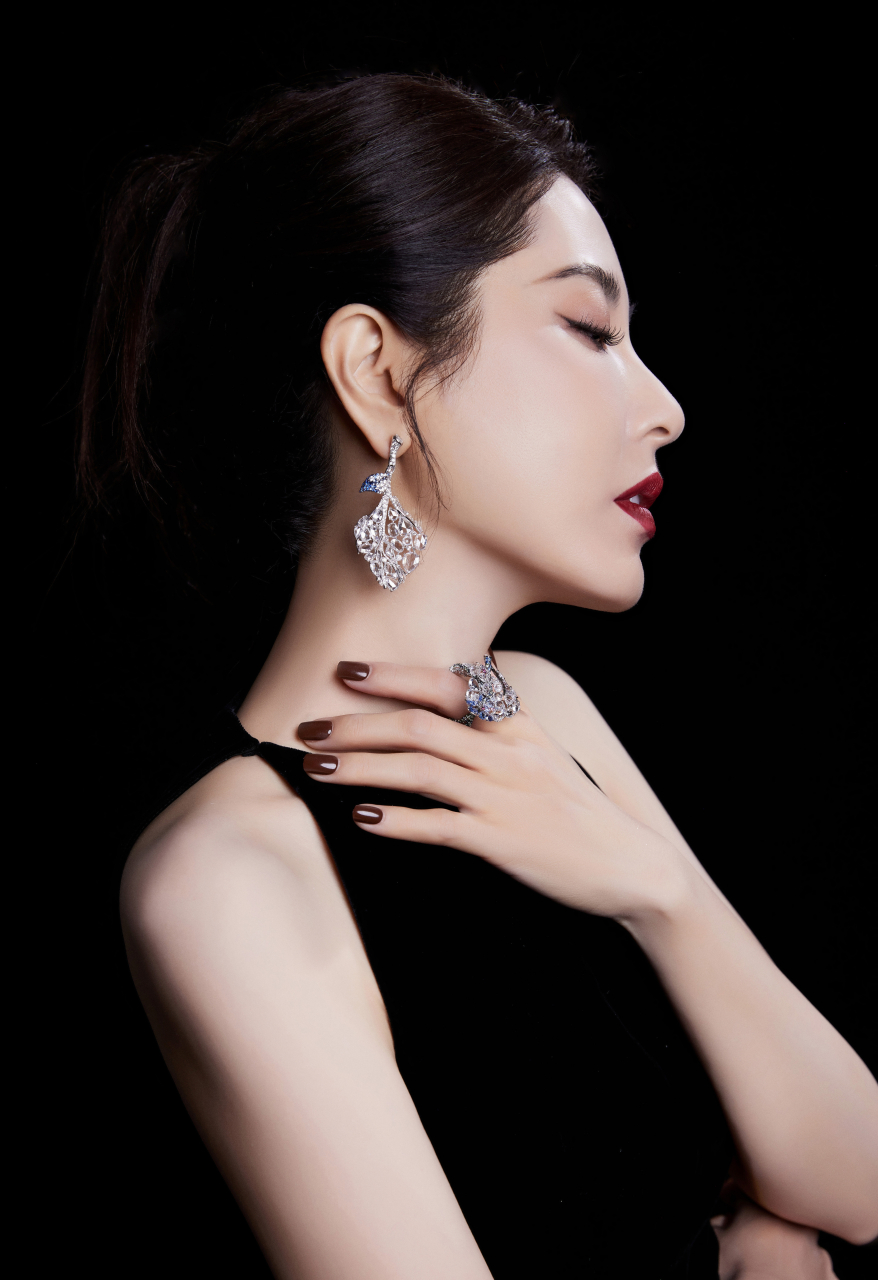 曾黎,气质优雅,精致有女人味[亲吻][亲吻]#气质美女# #性感美女