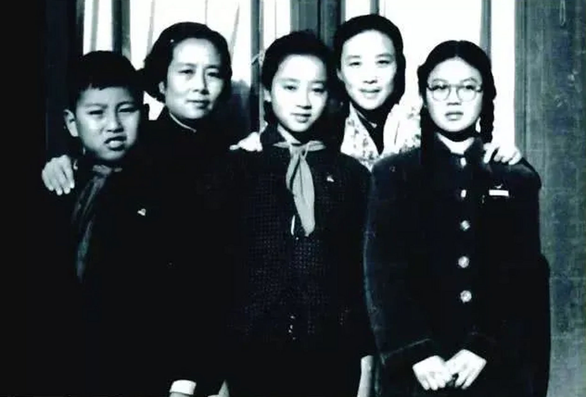 陆兰沁是饶漱石的女儿,1938年出生在巴黎,1949年,陆兰沁随母亲陆璀