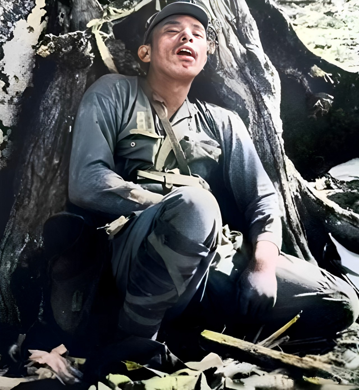 1944年,塞班岛血战之后,一名日本兵在树林中被射杀.