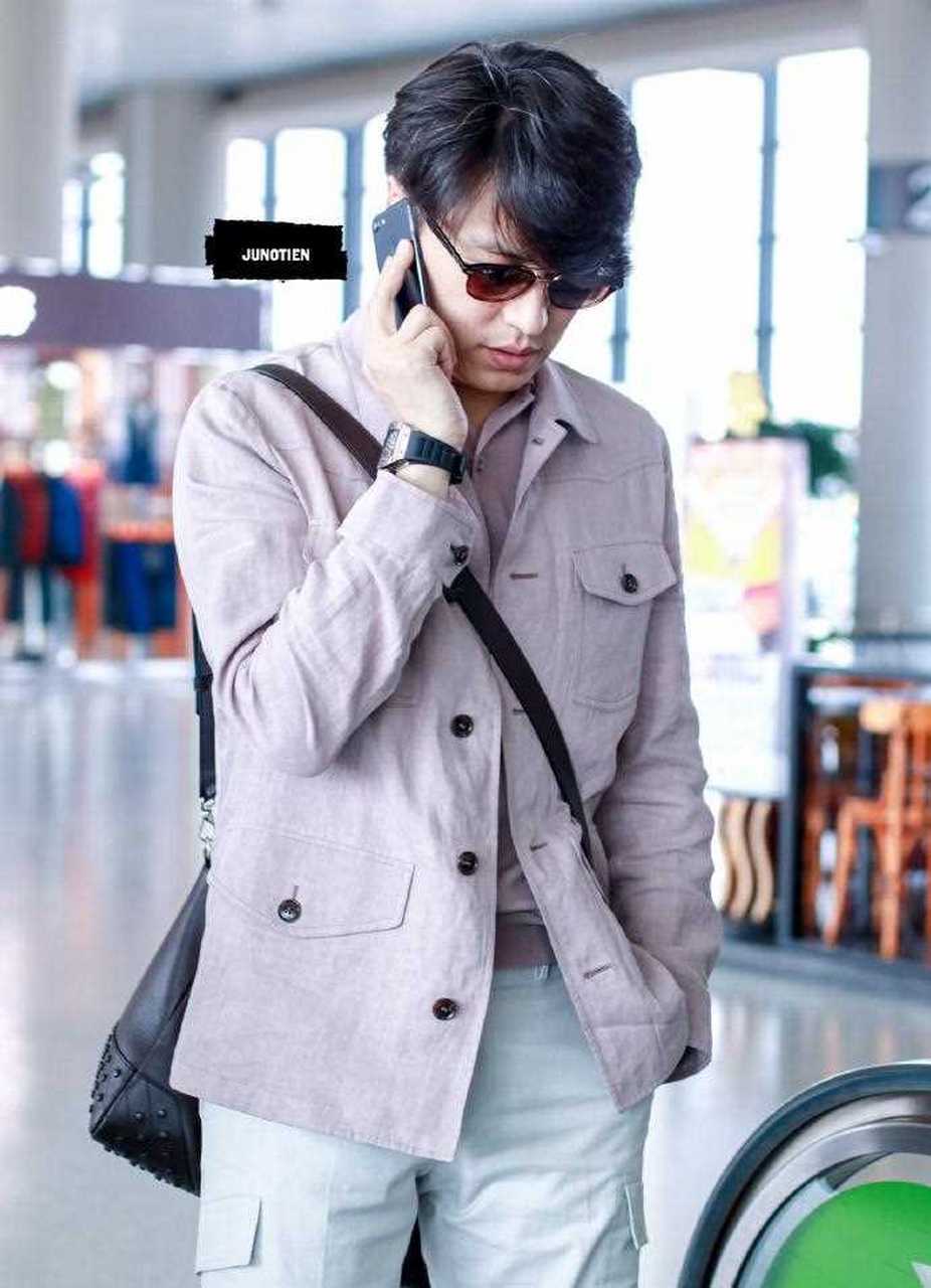 靳东机场街拍,身穿淡紫色上衣搭配白色工装吸烟裤,老干部风帅气又骚气