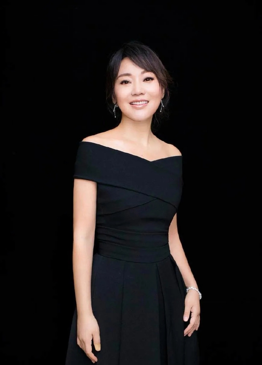 闫妮瘦下来可真美,越活越年轻!集性感,妩媚,优雅于一身!