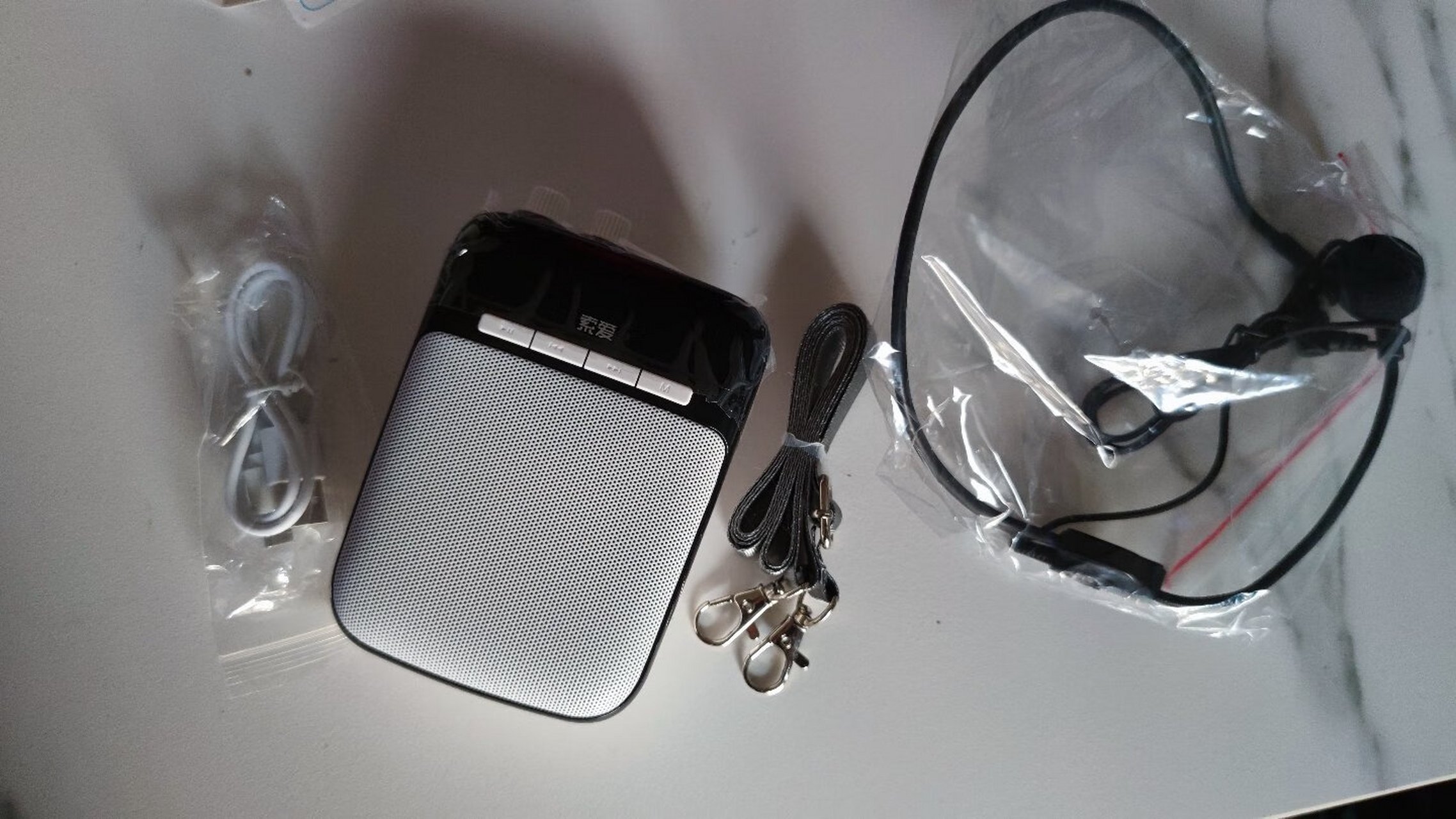 索爱s318小蜜蜂扩音器是一款非常实用的音箱设备,专为教师,导游和导购