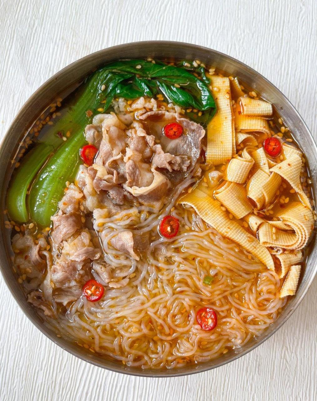 准备材料: 肥牛,粉丝,豆皮,油菜,蒜,辣椒粉,芝麻 制作步骤