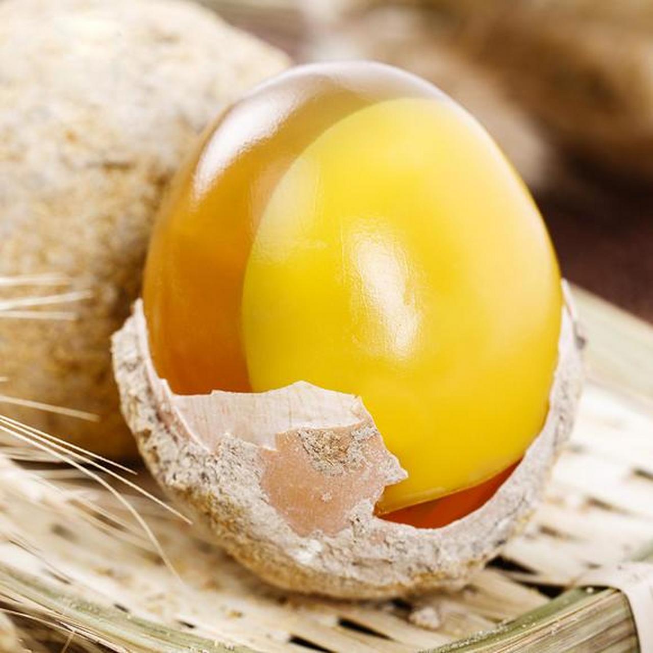 变蛋是中国汉族传统的风味蛋制品,逢年过节必来一盘.