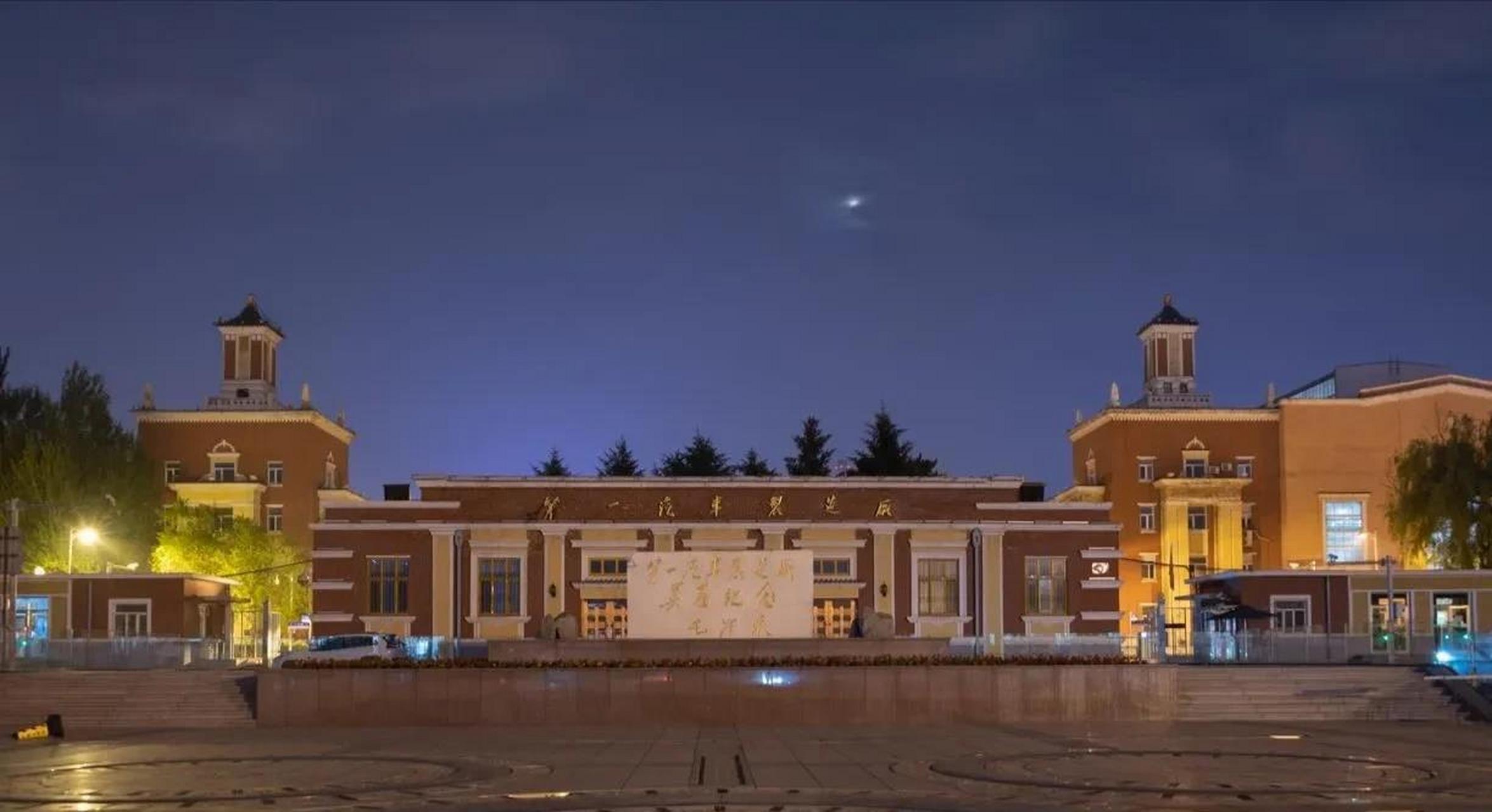 坐标吉林长春汽车厂,一汽职工医院新建的大楼,夹在东风大街与锦城大街