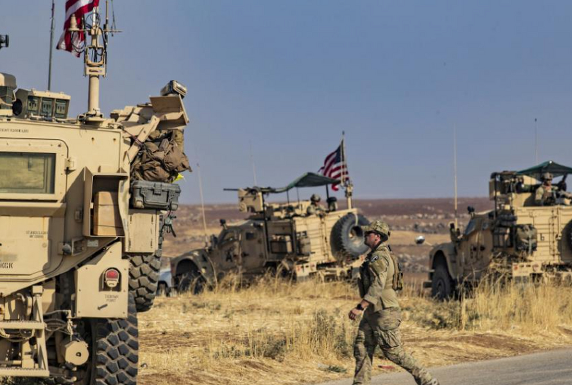 美军一支车队在伊拉克北部遭空袭 根据法新社报道,当时,美国和叙利亚