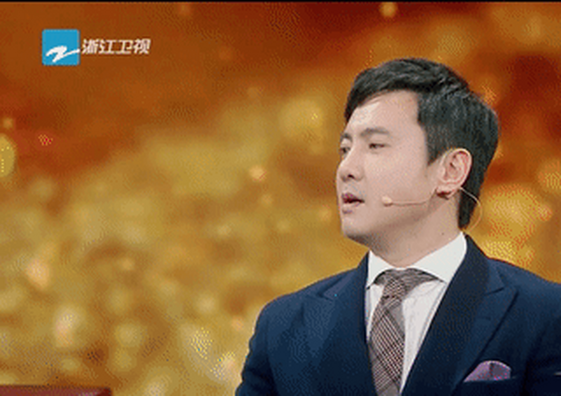 沈腾在春晚上表演小品《今天的幸福》,凭借小品中饰演的"郝建"获得