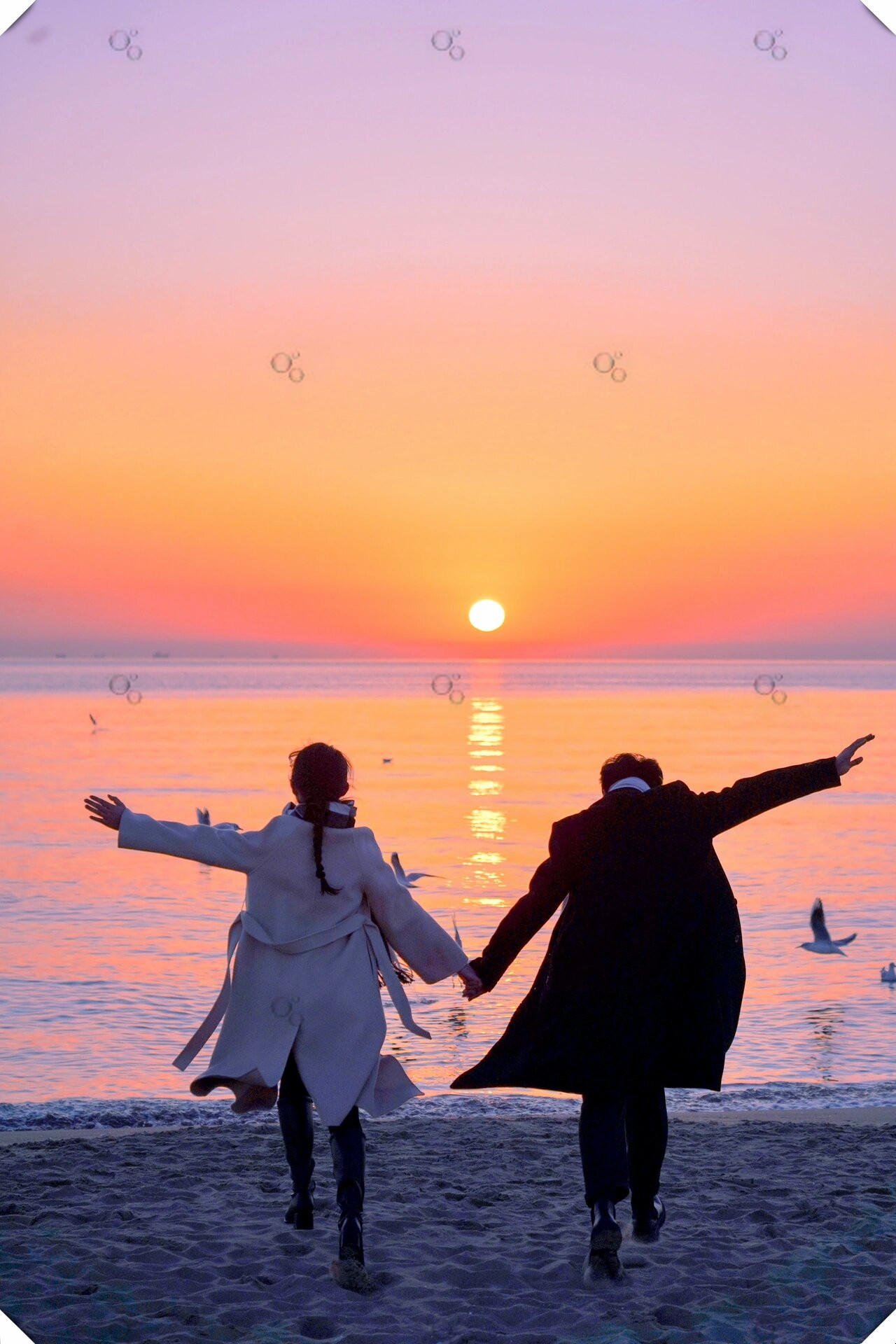 眺望远方波光粼粼的海面,静静等待太阳一点点升起.这是我们