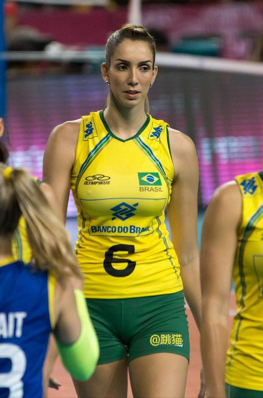 巴西女排女神依旧活跃在赛场,1米96的身高,火辣身材,凹凸有致的曲线,1