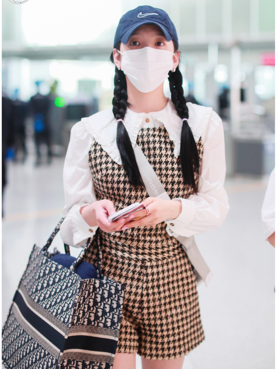 章若楠私服穿搭 可爱的双马尾辫女孩 章若楠机场私服科普 娃娃领衬衫