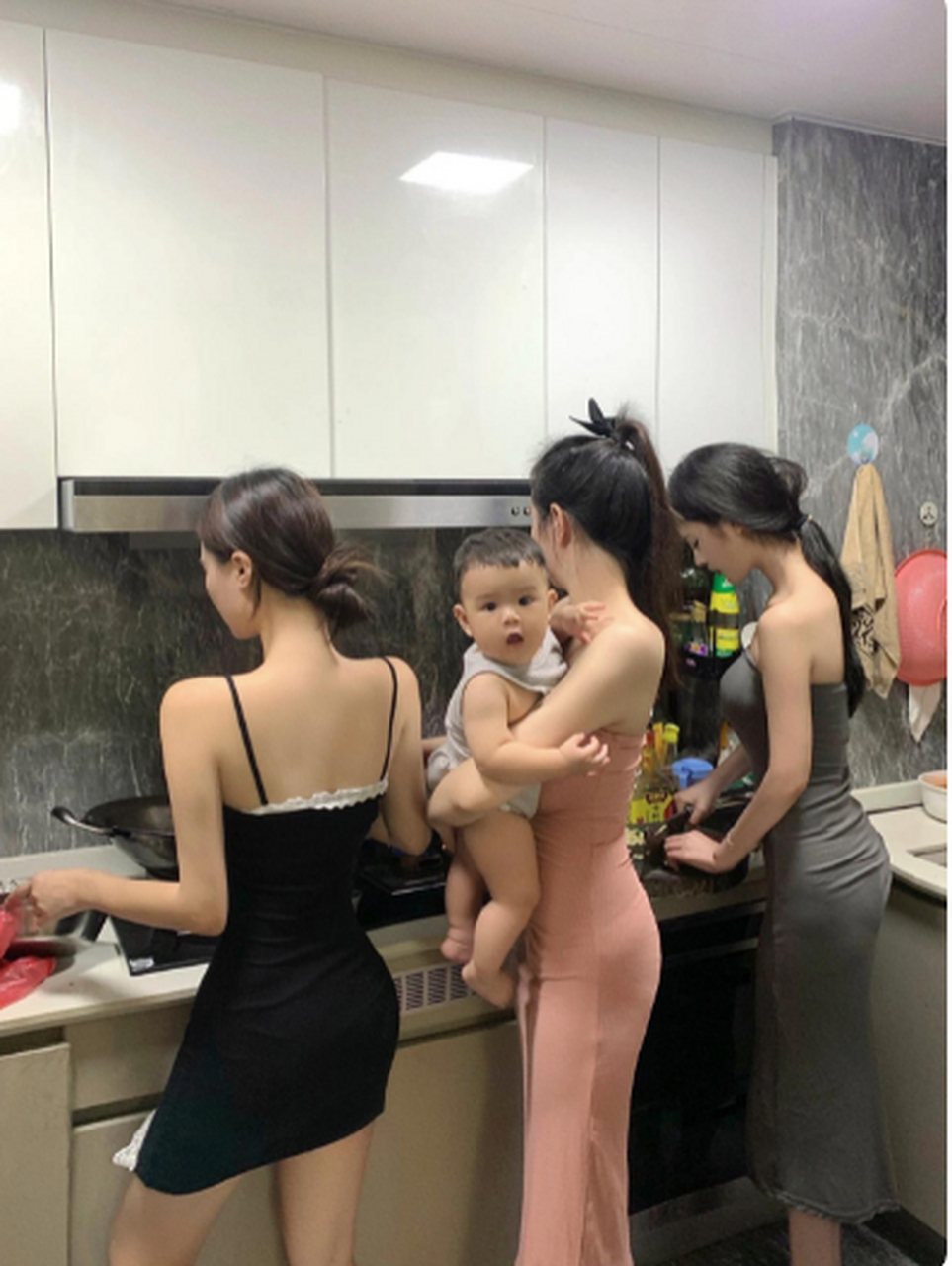 时尚辣妈的一天,从带娃做饭开始,幸好闺蜜帮忙,要不一定要手忙脚乱.