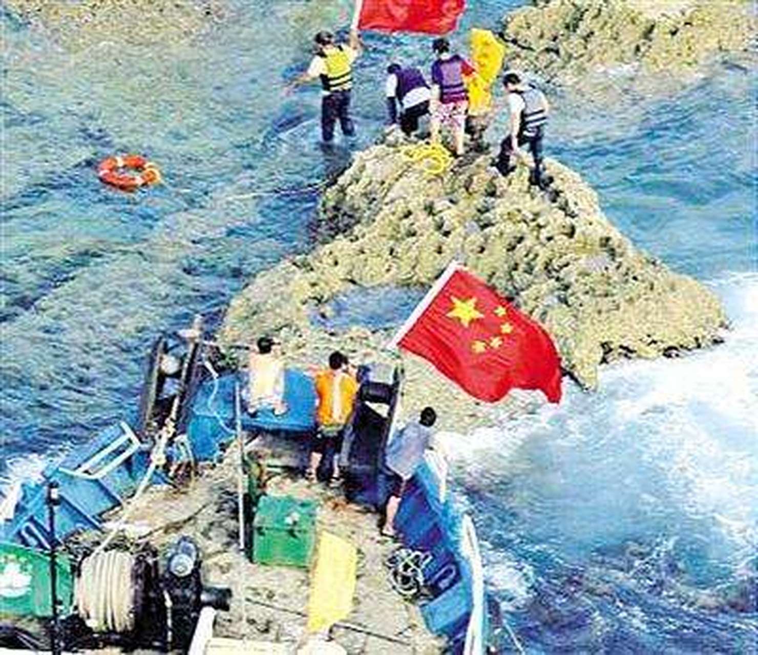 6:26,中国内地的冯锦华,张立昆等7名民间保钓人士首次成功登陆钓鱼岛