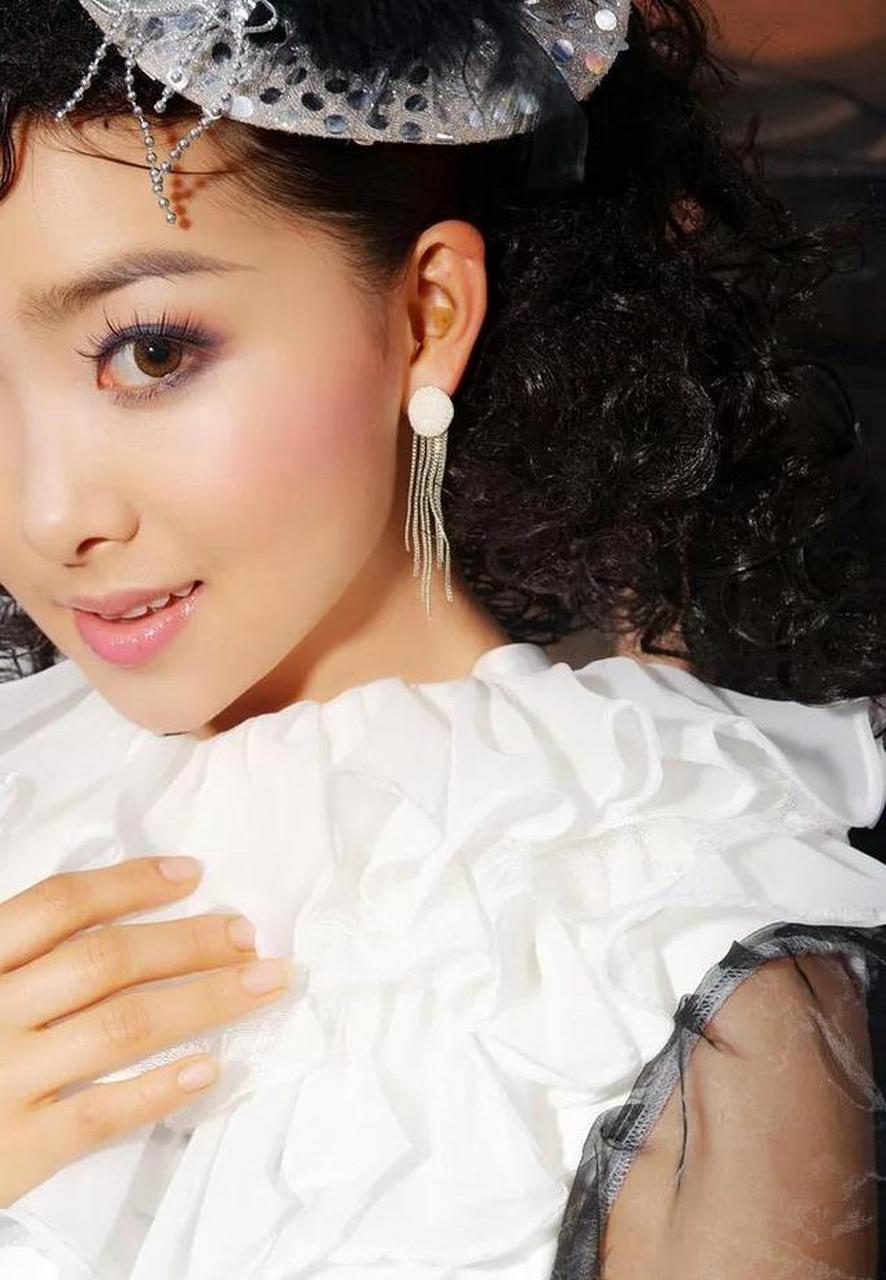 主持人王京京靓丽美图