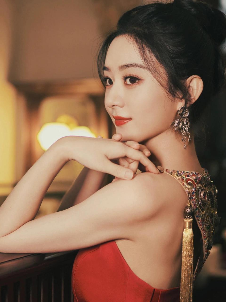 赵丽颖穿搭 女明星私服爱豆同款礼服穿搭 look: 礼服裙:guopei 耳饰