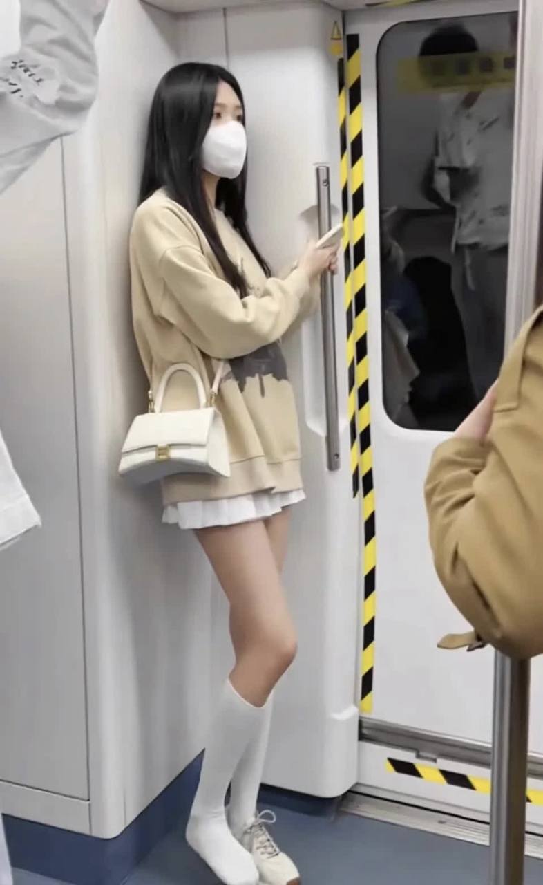 小姐姐的鞋子被挤掉了,我该怎么帮她呢?[开心]