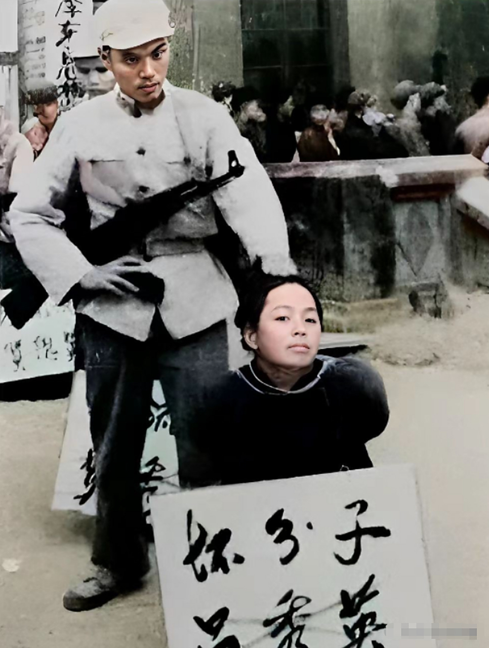 这张照片拍摄于1962年,地主婆吕秀英被处决前摄影师按下了快门.