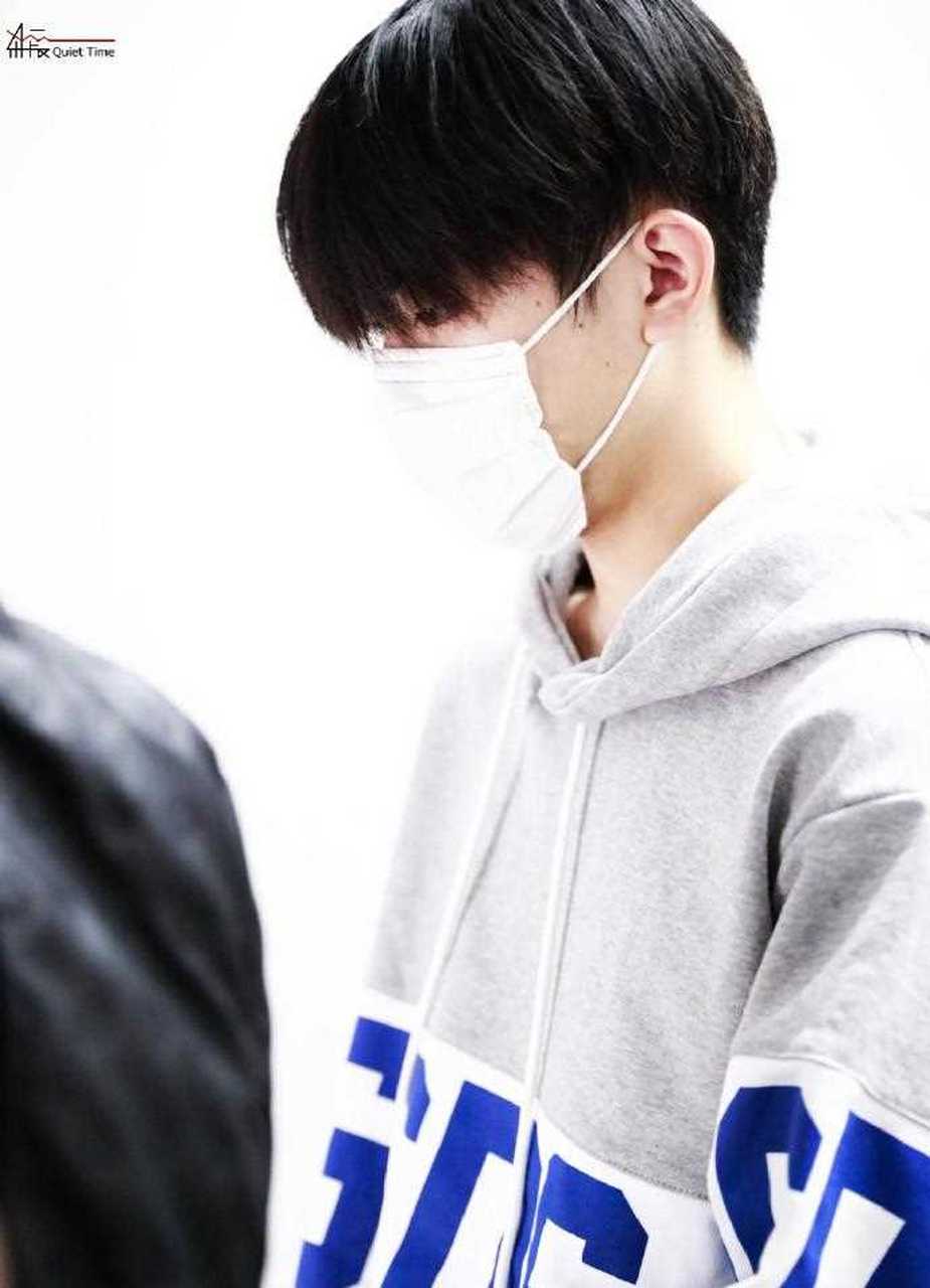 易烊千玺最新机场街拍,灰色字母卫衣搭配黑色运动裤舒适帅气 ,满满的