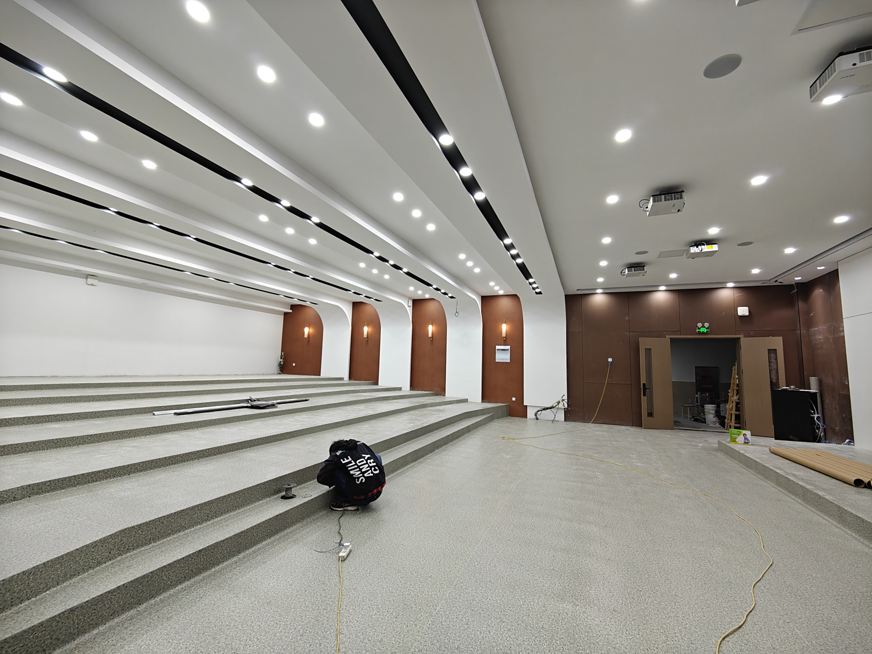 闵行区七宝中学,德育"第一课堂"教室装修情况:地面水磨石纹理地胶铺设