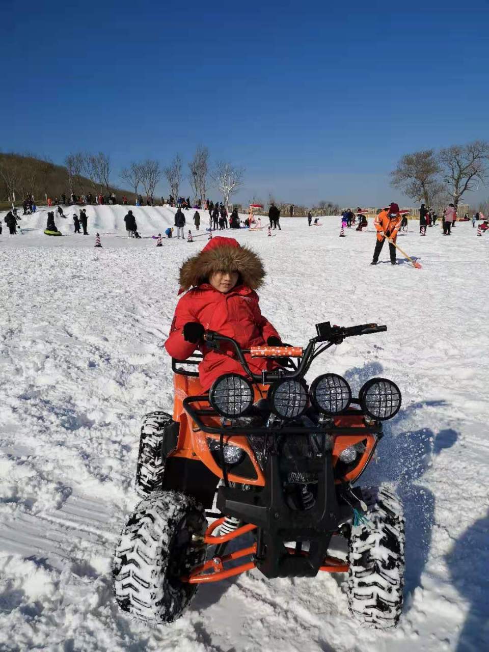 济南华山滑雪场,处于崇正桥往北300多米的位置,坡不大,很适合小孩子玩