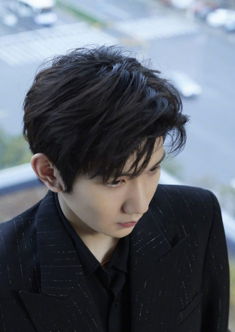 王源身穿azzaro 2021春夏高级定制连衣裙.