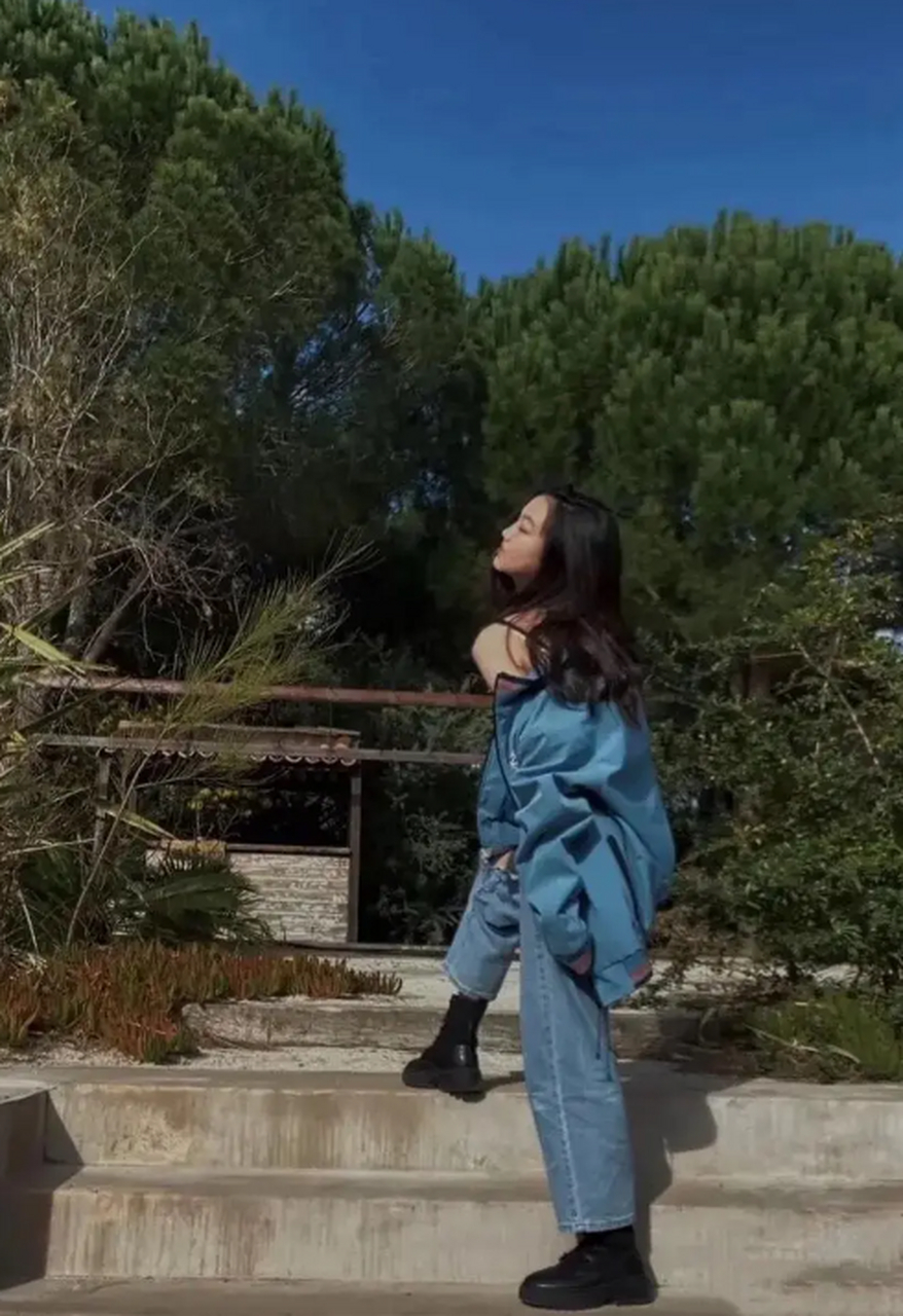 王菲女儿李嫣晒美照,小小年纪的李嫣不愧是穿搭博主,穿吊带搭配牛仔