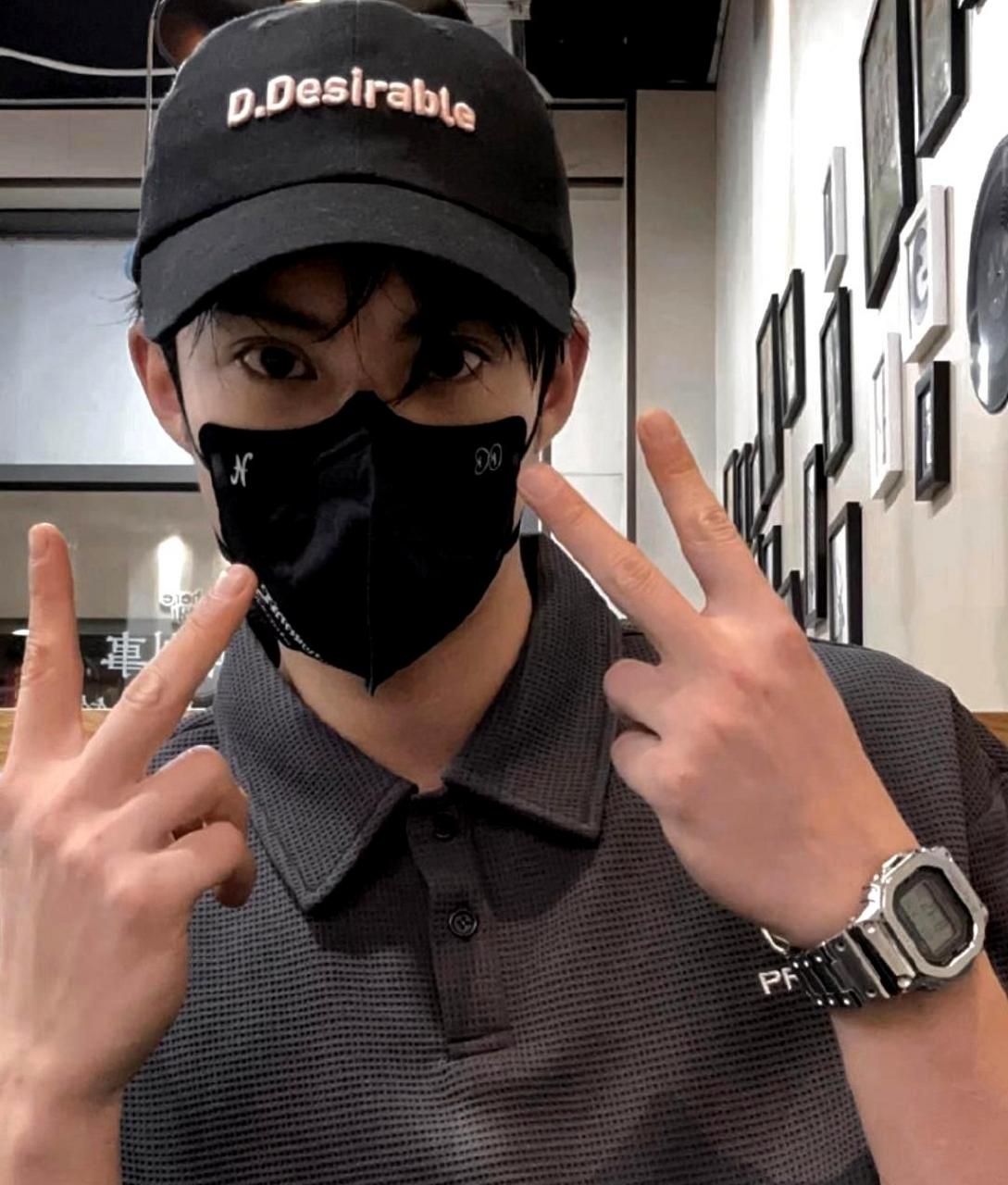 王鹤棣戴着口罩和帽子在健身房自拍,但无法遮住他那双优越的双眼皮和