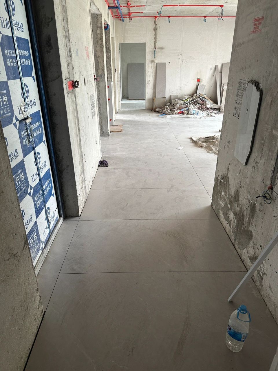 是谁发明的:750x1500瓷砖通铺? 刚刚完工的工地,还没来得及做卫生.