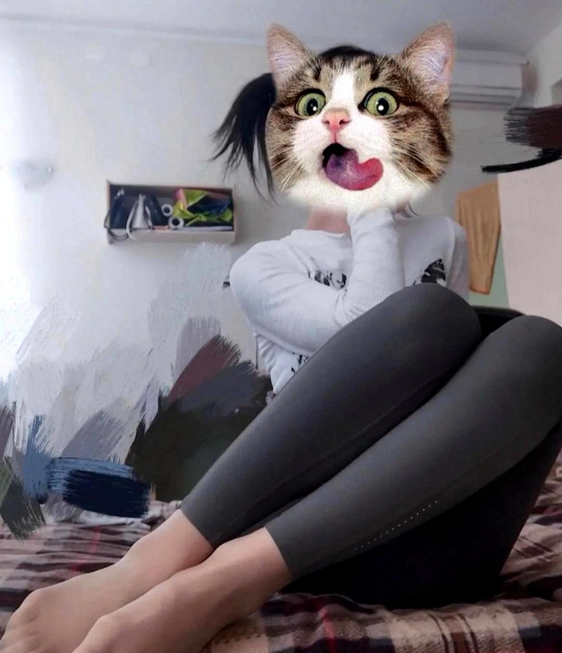 我的女朋友喜欢穿鲨鱼裤和丝袜,散发出浓郁的女性魅力.