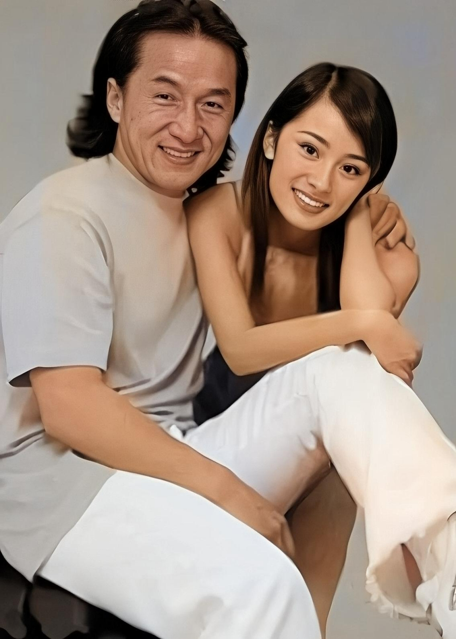 成龙和年轻的杨幂合作拍摩托车广告!