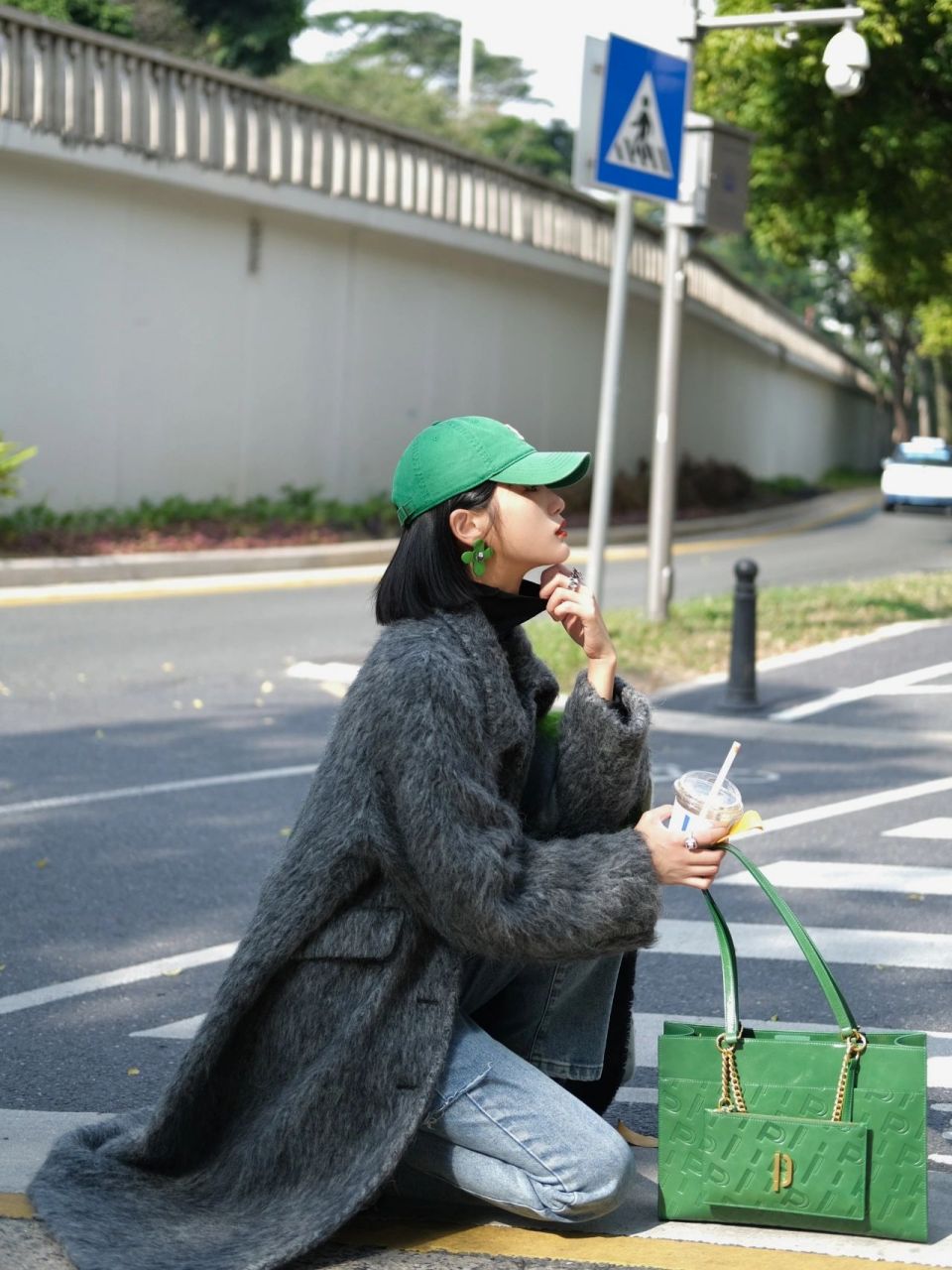 灰绿衣服搭配的图片图片