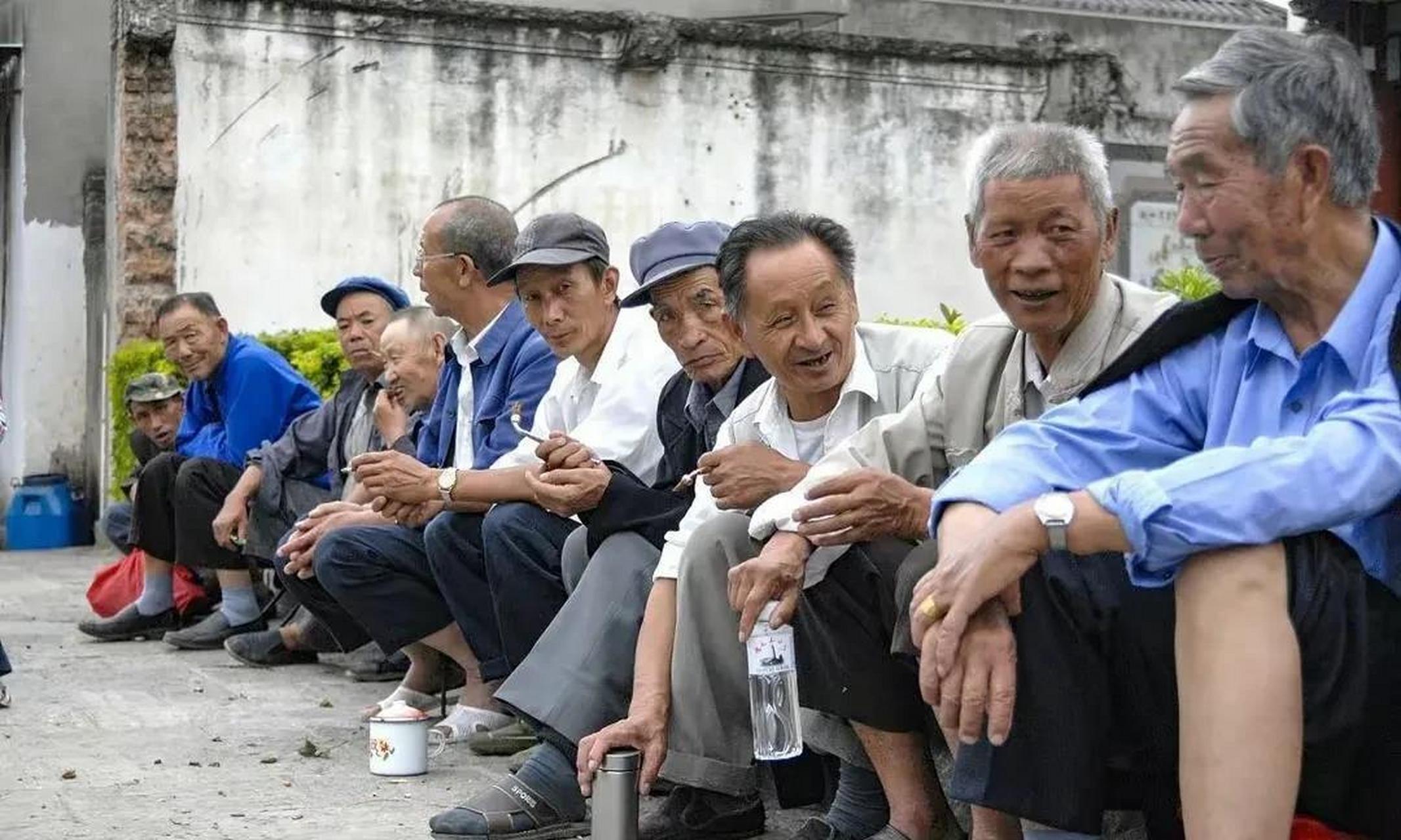 大家有没有发现,老头上了年纪就喜欢和同性老头在一起玩!